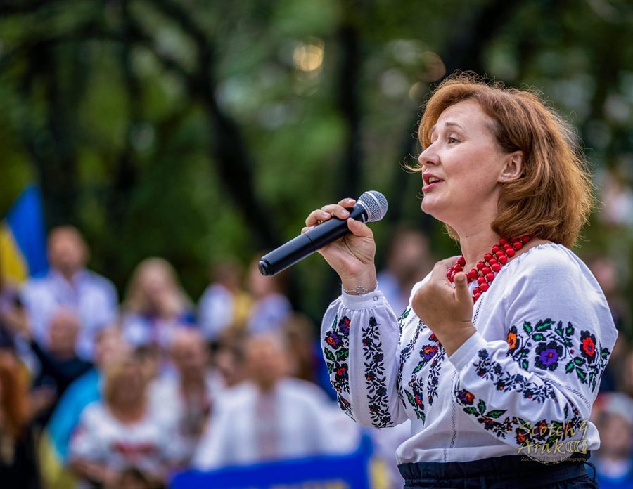 Olena Simsek performing in traditional embroidered attire